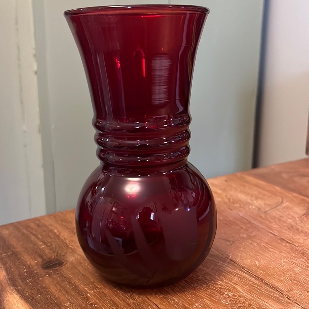 🌹 Vintage Ruby Red Etched Glass Flower Vase
